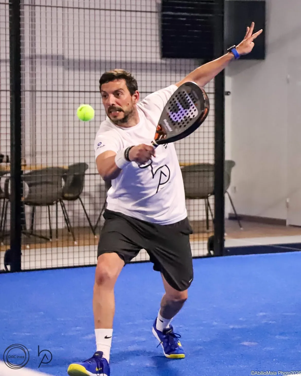 Jogo de padel em ação